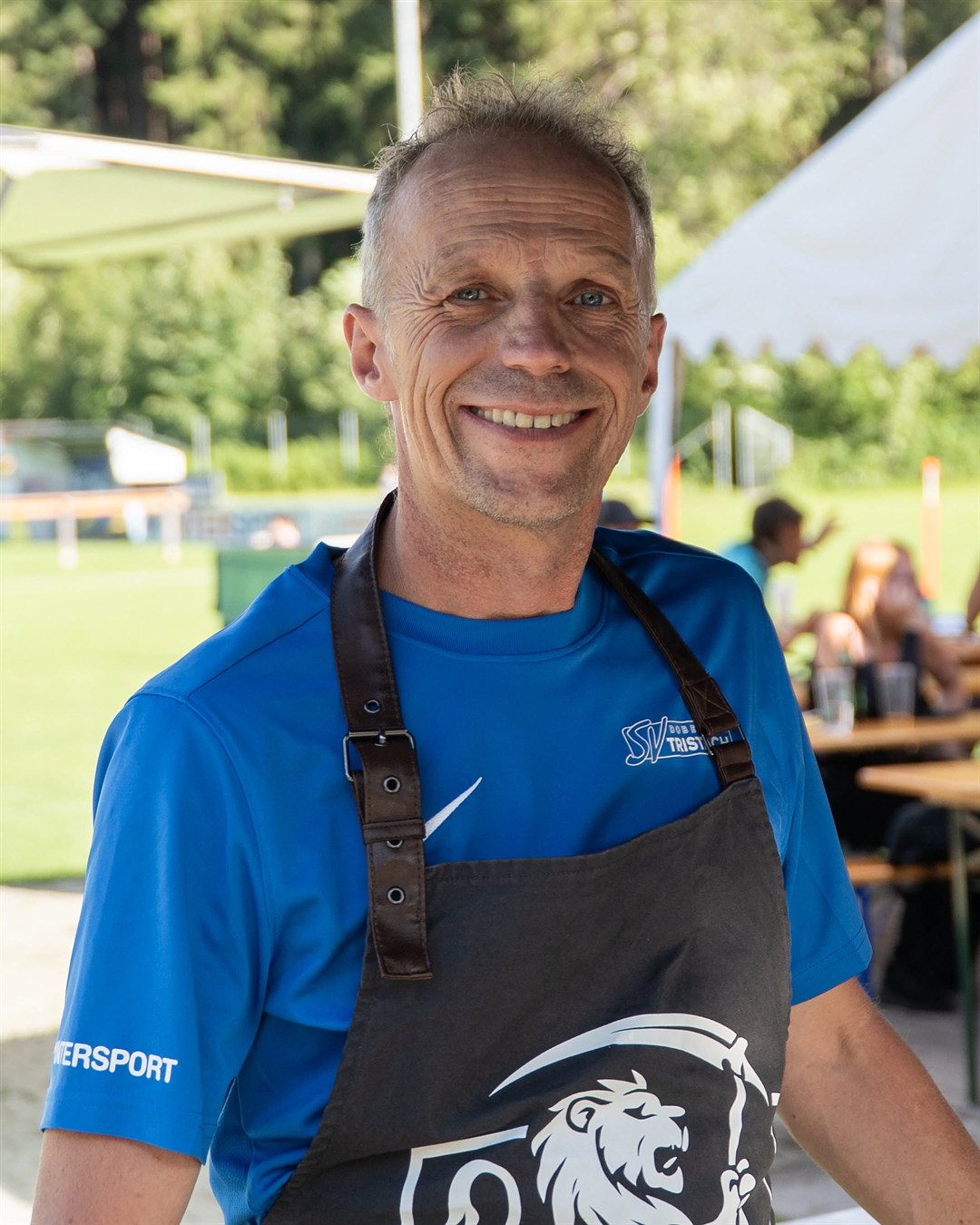 Am Griller wird für Speis und Trank gesorgt